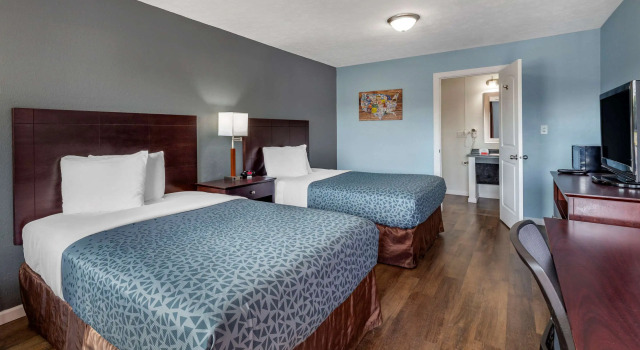 Четырёхместный номер Standard Econo Lodge Inn & Suites Sandusky South