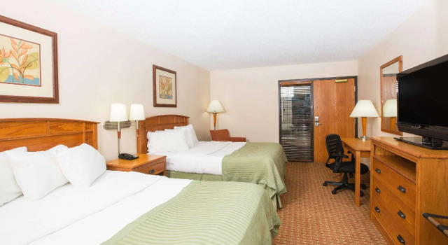 Четырёхместный номер Standard Ramada Tropics Resort & Conf Center by Wyndham Des Moines