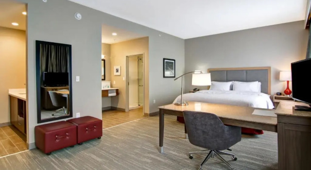 Люкс Hampton Inn & Suites by Hilton Grande Prairie