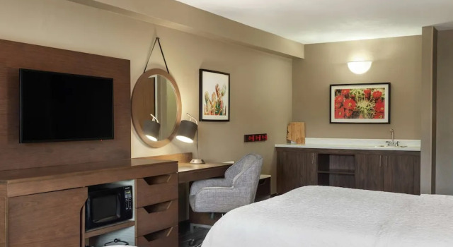 Четырёхместный номер Standard с балконом Hampton Inn Sedona