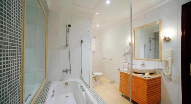 Номер Deluxe Le Royal Hotel