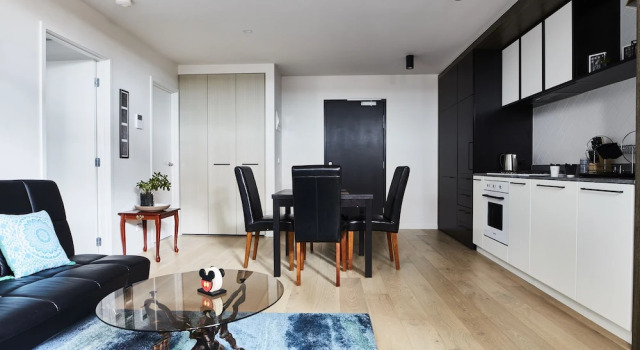 Sleek Arthouse Apartment With Pool Close to City, Забронировать Апартаменты/квартира Отели Мельбурна с бассейном, рядом с Gleadell Street Market, Бассейн