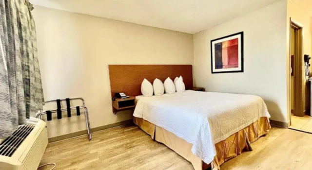 Шестиместный люкс Days Inn & Suites by Wyndham Arlington Near Six Flags