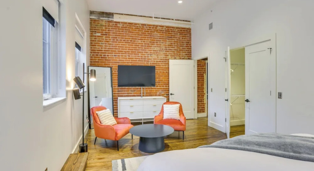 Апартаменты с 2 комнатами Downtown Omaha Getaway w/ Deck & Gas Grill!