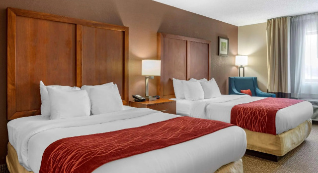 Четырёхместный номер Business Comfort Inn & Suites Lawrenceburg