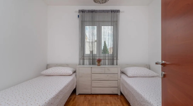 Modern apt w. Terrace, 2 min Walk to the Beach