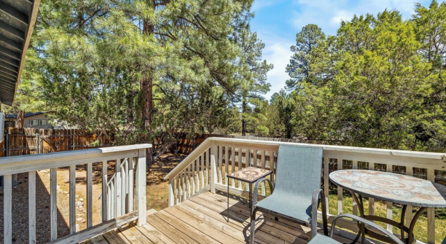 Коттедж 1 Mi to Fool Hollow Lake: Wooded Retreat w/ Deck!