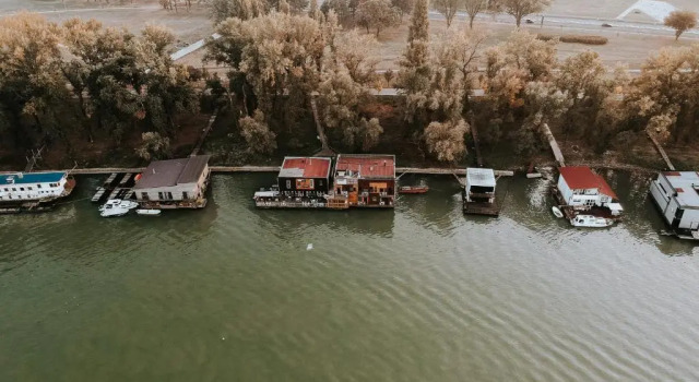 Кровать в общем номере ArkaBarka Floating Hostel