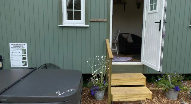 The Laburnum Retreat Shepherd Hut private hot Tub