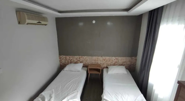 1989 Hotel Sebat