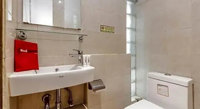 Economy room RedDoorz Syariah Plus @ Jatibening