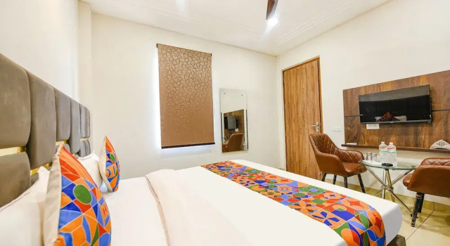 Номер Premium FabHotel Globe Inn