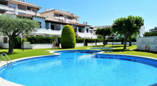 Коттедж Casa adosada 50m de la playa Calafell . WIFI gratis