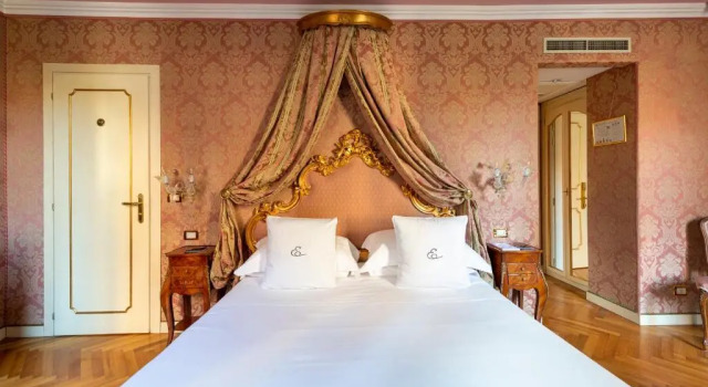 Двухместный номер Deluxe с видом на канал Hotel Antico Doge - a Member of Elizabeth Hotel Group