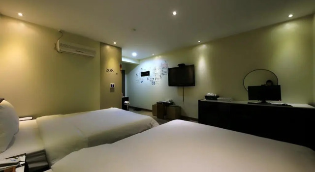 Четырёхместный номер Deluxe Cheonan K Hotel