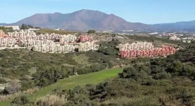 Duquesa Fairways 82, a spacious apartment with fabulous views and facilities