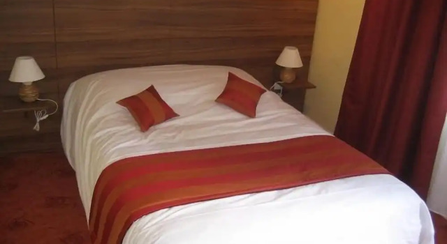 Двухместный номер Classic Logis Hotel Restaurant Le Cheval Blanc