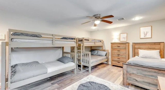 Коттедж Pocono Lake House Hideaway: Hot Tub & Theater Room