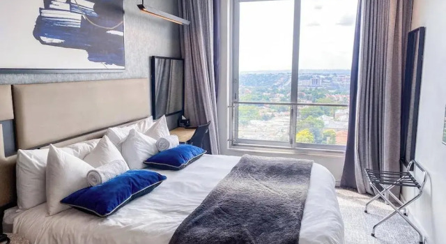 Апартаменты Sandtoncity-apartment-sleeps2-pool-parking
