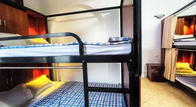 Кровать в общем номере (мужской номер) с балконом Tuna Homestay Hanoi & Experience