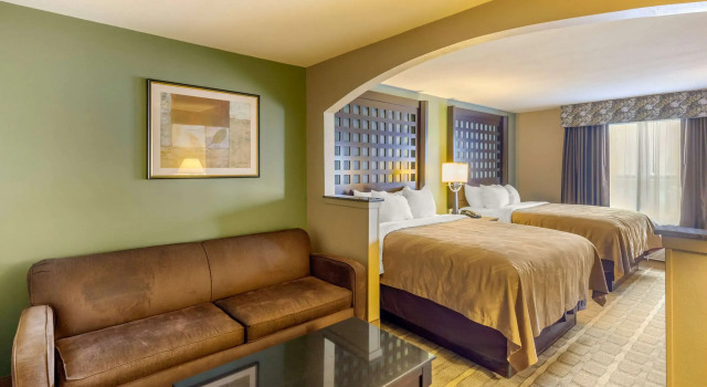 Четырёхместный люкс Quality Suites Sherman