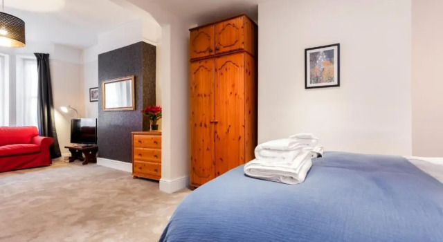 Gorgeous Town Centre Apt with Courtyard Garden