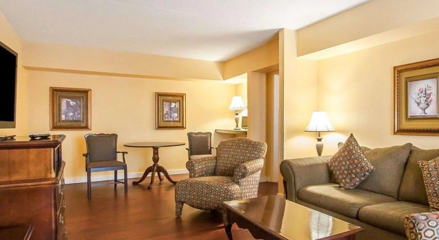 Clarion Inn & Suites University Center, Rezerwuj Hotel Auburn Alabama