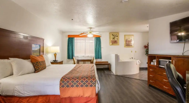 Люкс Sandia Peak Inn Old Town ABQ, a Howard Johnson by Wyndham
