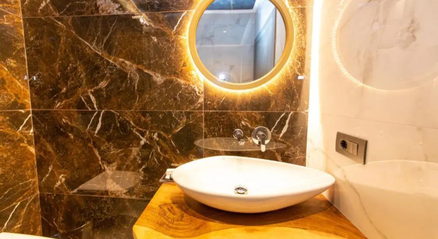 Deluxe Doppel Zimmer Keller mit Balkon Hotel Utopia