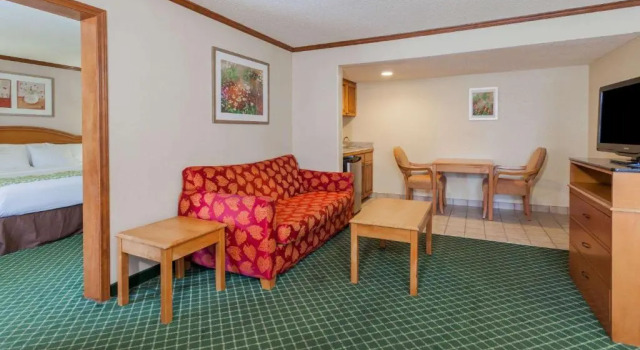 Двухместный люкс c 1 комнатой Days Inn & Suites by Wyndham Warren