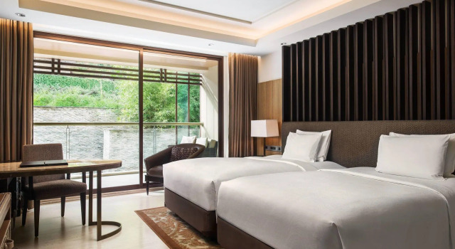 Двухместный номер Deluxe с балконом JW Marriott Mussoorie Walnut Grove Resort & Spa