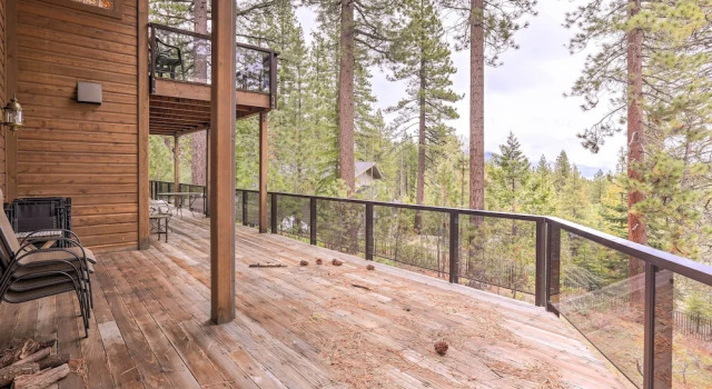 Коттедж с 4 комнатами с балконом Mtn & Lake Views: Incline Village Ski Chalet