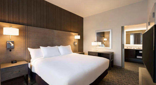 Двухместный люкс с 2 комнатами Embassy Suites by Hilton The Woodlands