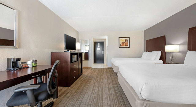 Четырёхместный номер Standard Best Western Ashbury Inn