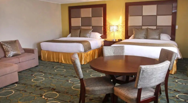 Семейный люкс Gateway Inn and Suites