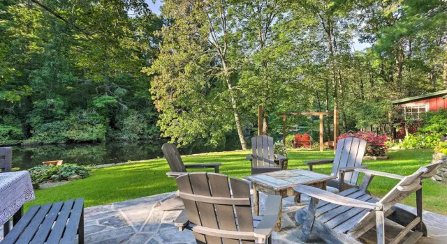 Waterfront Home w/ Boat Dock on Mirror Lake!, Đặt Khách sạn Highlands Bắc Carolina