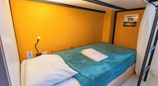 Кровать в общем номере (мужской номер) URB Hotel
