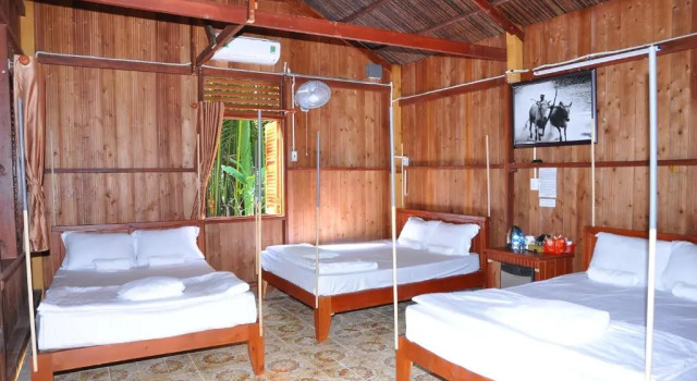 Кровать в общем номере Ben Tre Farm Stay