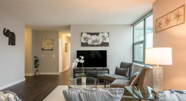 3BR 2BA Captivating Penthouse with Views Pool & Gym, Varaa Hotelli Near North Side 