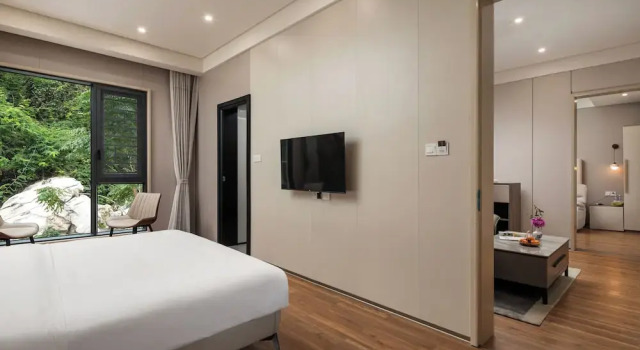 Люкс с видом на горы He She Courtyard Free pick-up train station stay 2 nights
