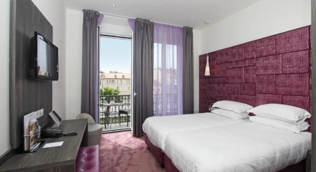 Двухместный номер Standard с балконом GOLDEN TULIP CANNES HOTEL de PARIS