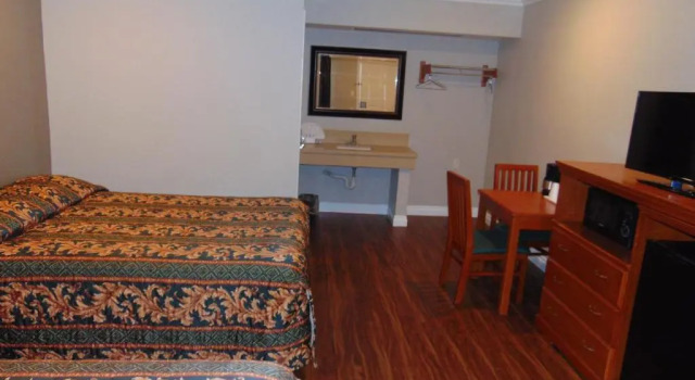 Четырёхместный номер Standard West Coast Inn Santa Ana
