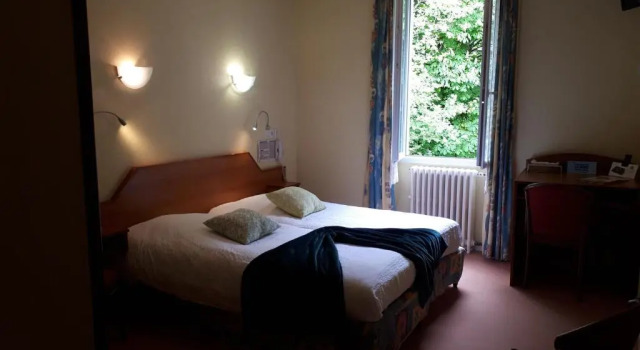 Logis Le Ceans, Rezerwuj Hotel Hotele w Sainte-Colombe z parkingiem, Parking