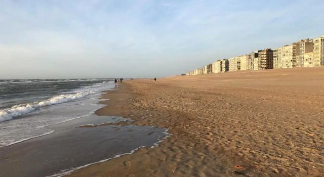 Апартаменты с 3 комнатами Ruim 3 Slaapkamerappartement Vlakbij Het Strand