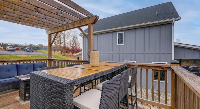 Коттедж Getaway w/ Resort Perks at Smith Mountain Lake!