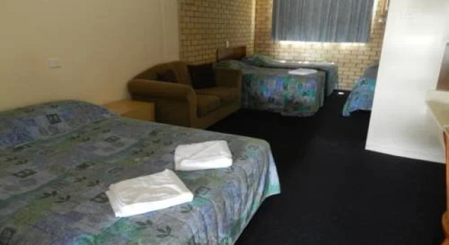 Castle Court Motor Inn, Забронировать Отель Рокгемптон Southern Great Barrier Reef, рядом с Информационный центр для посетителей Шпиля Тропика Козерога
