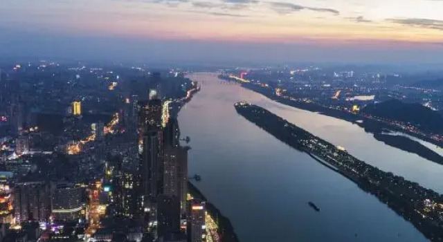 zhenyi Skyline Riverside Hotel (Changsha Wuyi Square Peiyuanqiao Subway Station Branch)