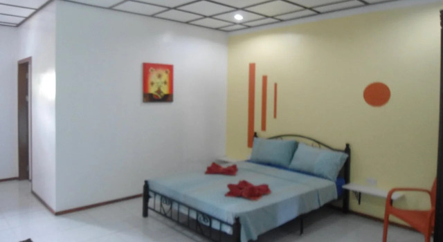 Menchus Pension House, Prenota Hotel Hotel a Tawala con piscina, Piscina