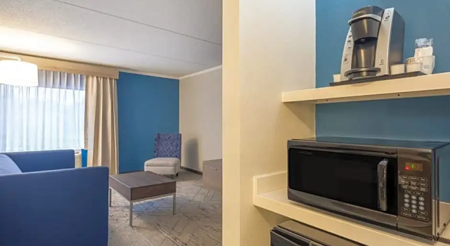 Четырёхместный люкс Holiday Inn Express & Suites Greensboro - I-40 atWendover by IHG