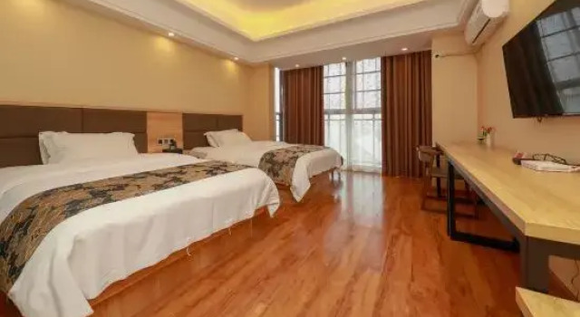 Pu'er Yingtian Hotel, Rezerwuj Hotel Hotele w Pu'er z parkingiem, Parking